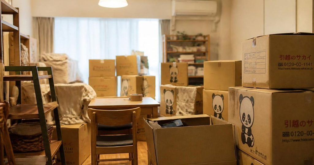 段ボールが積み重なった部屋