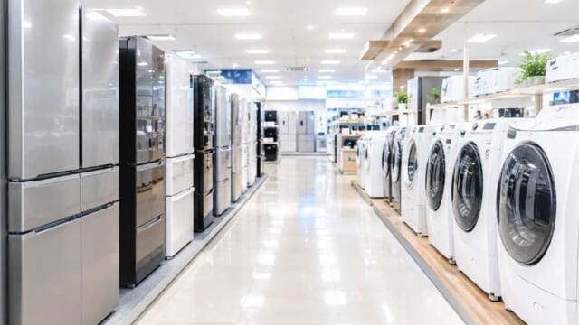 家電量販店に並ぶ冷蔵庫と洗濯機