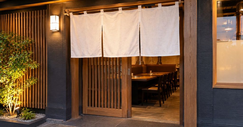 焼肉店の入り口の暖簾